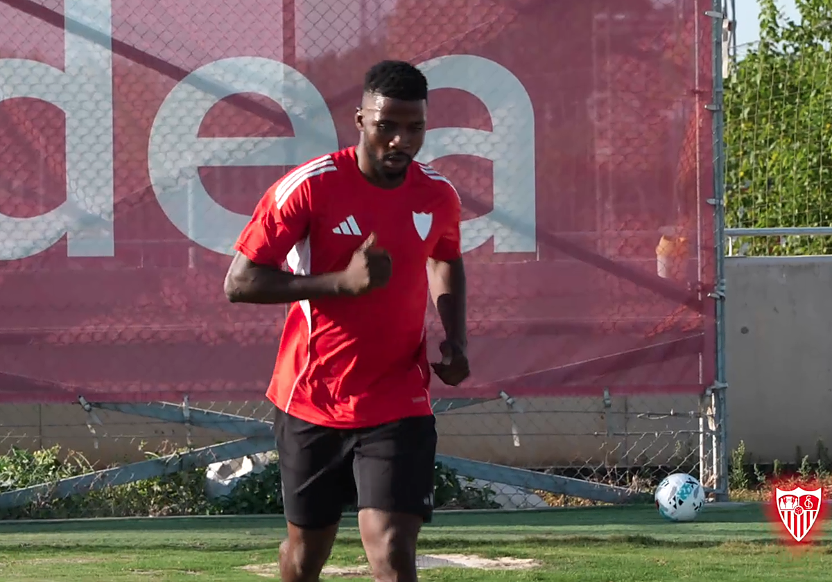 Kelechi Iheanacho realiza carrera continua en la ciudad deportiva