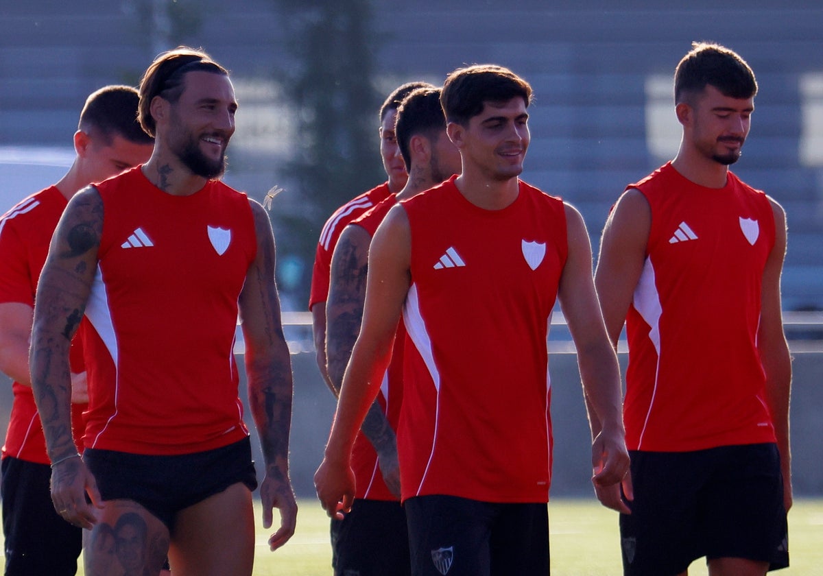 Juanlu aparece en el entrenamiento junto a sus compañeros
