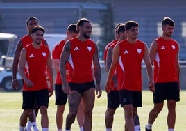 El Sevilla FC inscribe a Juanlu con el primer equipo, paso obligado para su traspaso