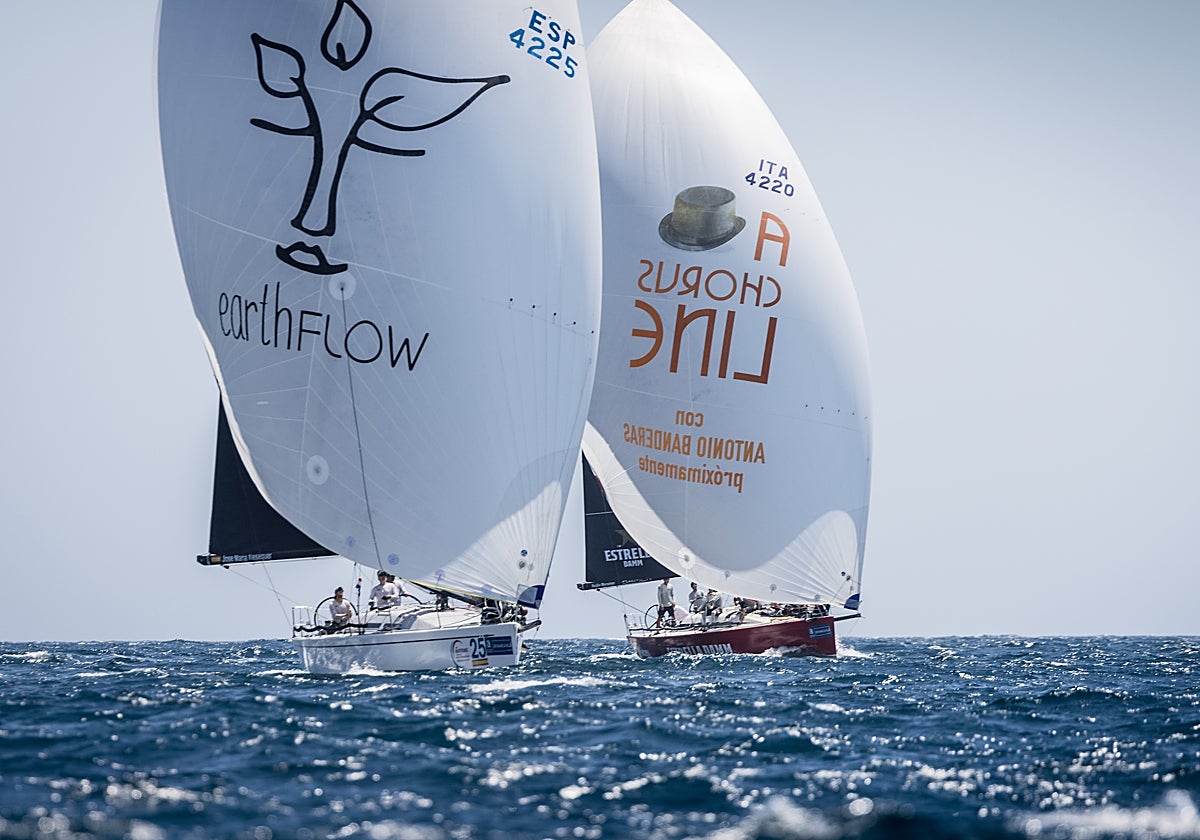 Los ClubSwan42 Pez de Abril, izquierda, y MarAmigo Estrella Damm durante la pasada edición en aguas alicantinas