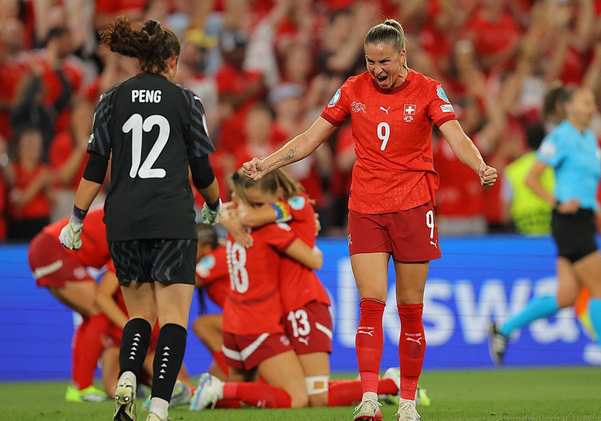 Crnogorcevic celebra la clasificación de Suiza para los cuartos de final