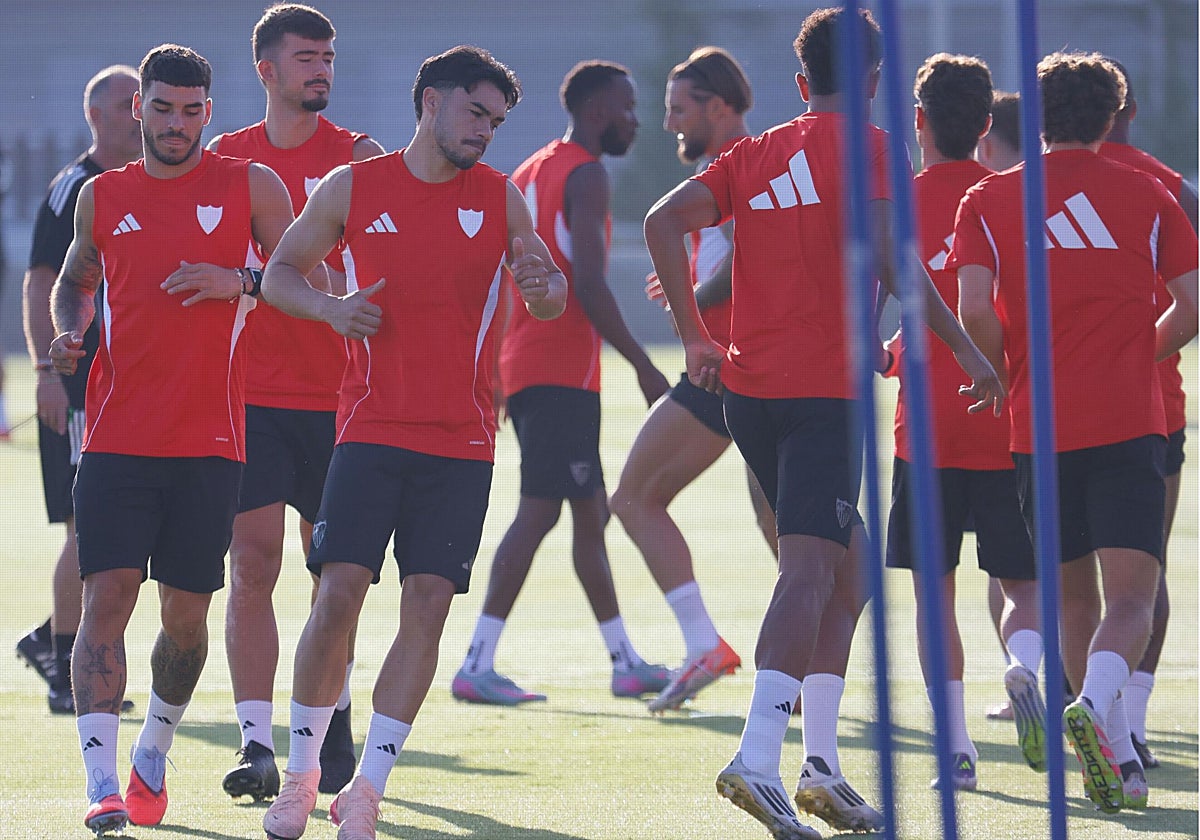 Gabriel Suazo, junto a varios compañeros, en el entrenamiento de este jueves