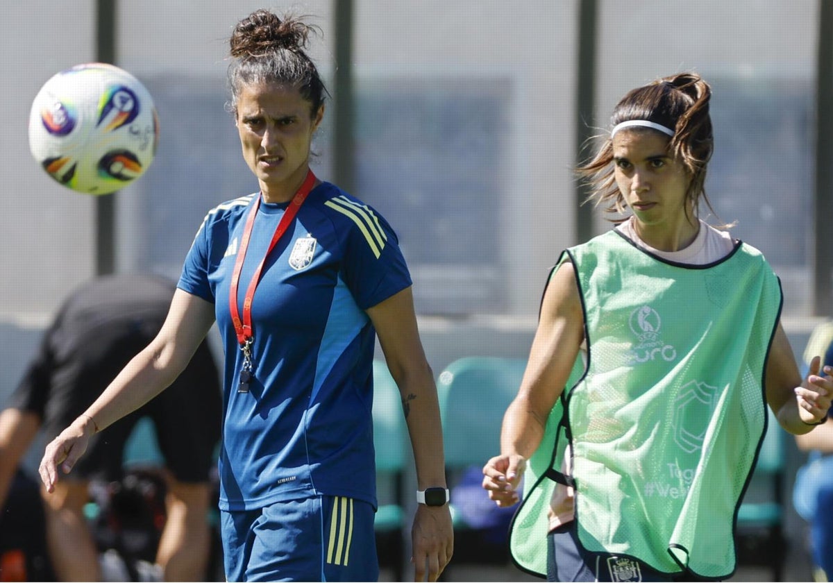 Montse Tomé junto a Alba Redondo en el entrenamiento de España