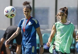 Montse Tomé junto a Alba Redondo en el entrenamiento de España