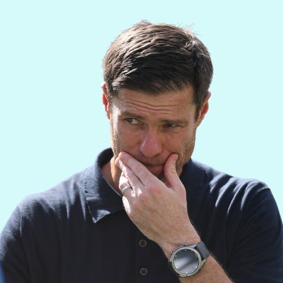 Xabi Alonso, pensativo durante el PSG-Real Madrid del Mundial de Clubes