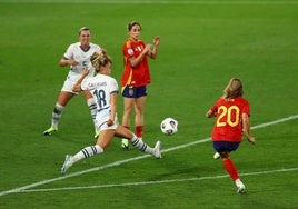 Pina, en el momento de chutar el segundo gol