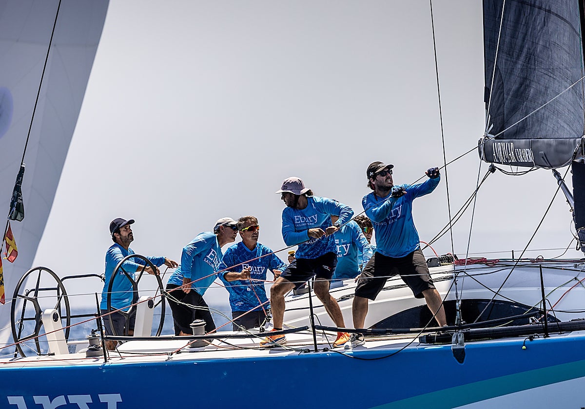 La tripulación del Ebury en plena acción en la primera jornada del TabarcaVela