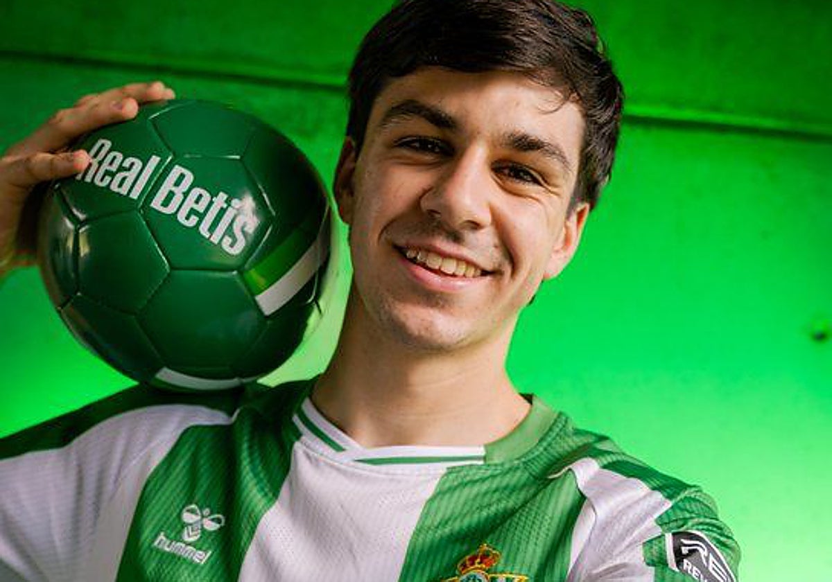 Gonazlo Petit, posa con la camiseta del Betis