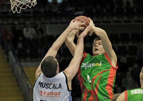 Secondary image 1 - Above, Cajasol, runner-up in the Eurocup in Treviso; below left, Porzingis shooting a basket during the 2013-2014 season; and below right, Elmer Bennett wearing Cajasol's black jersey from 2008-2009.
