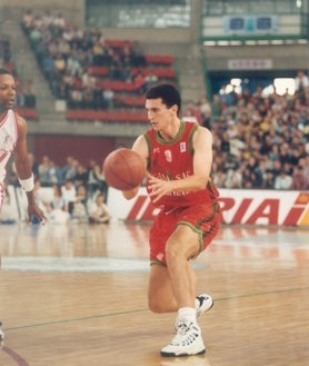 Secondary image 2 - Above, the Betis Baloncesto promotion celebration at the Caja Mágica; below left, Pancho Jasen, Guille Rubio, and Satoransky greet the San Pablo crowd; below right, Raúl Pérez, giving a pass