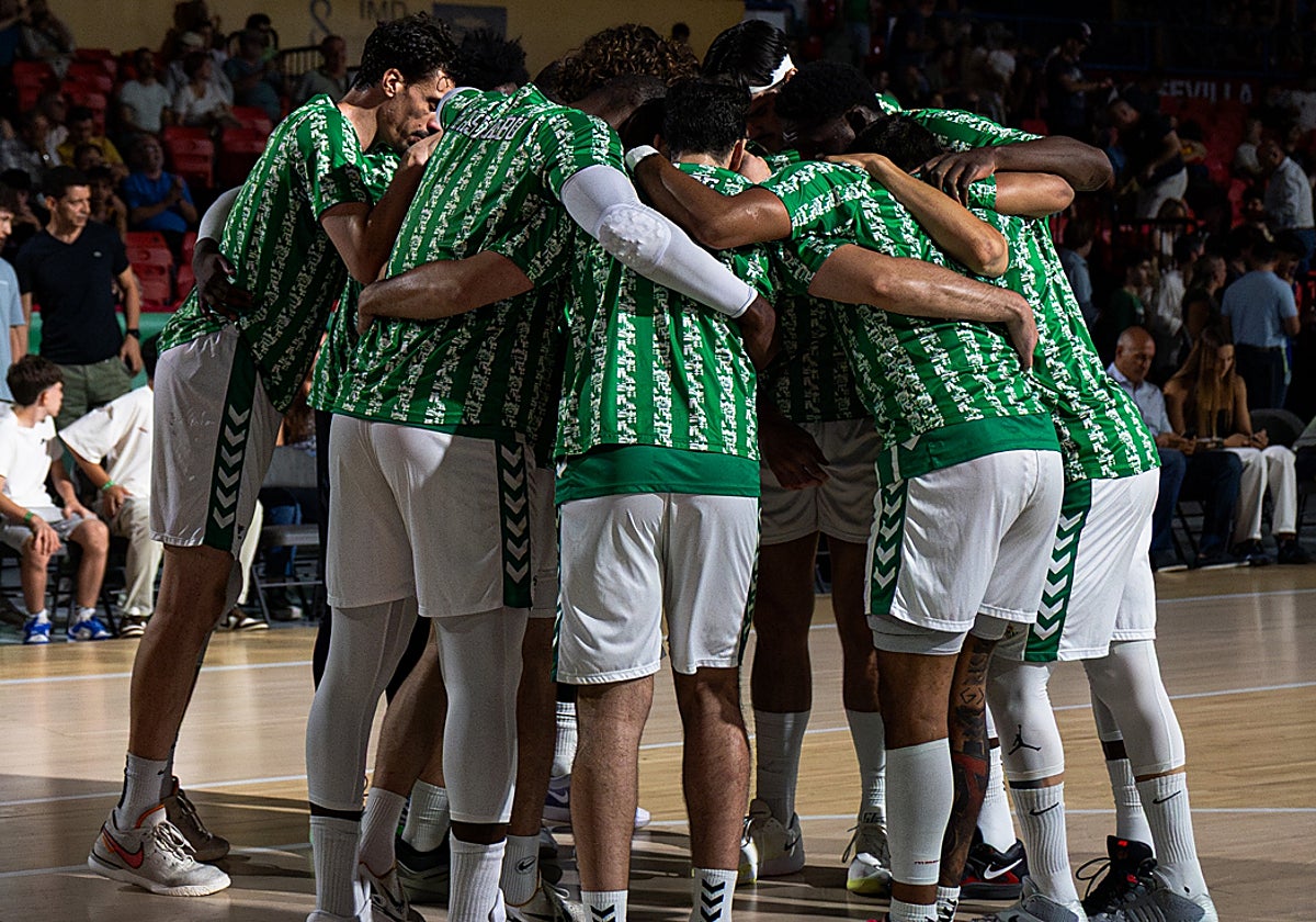 Los jugadores del Betis Baloncesto, conjurándose antes de un partido