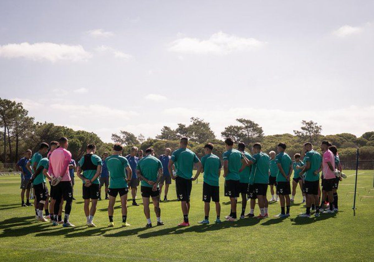 Pellegrini habla con los futbolistas en el inicio de un entrenamiento en Portugal