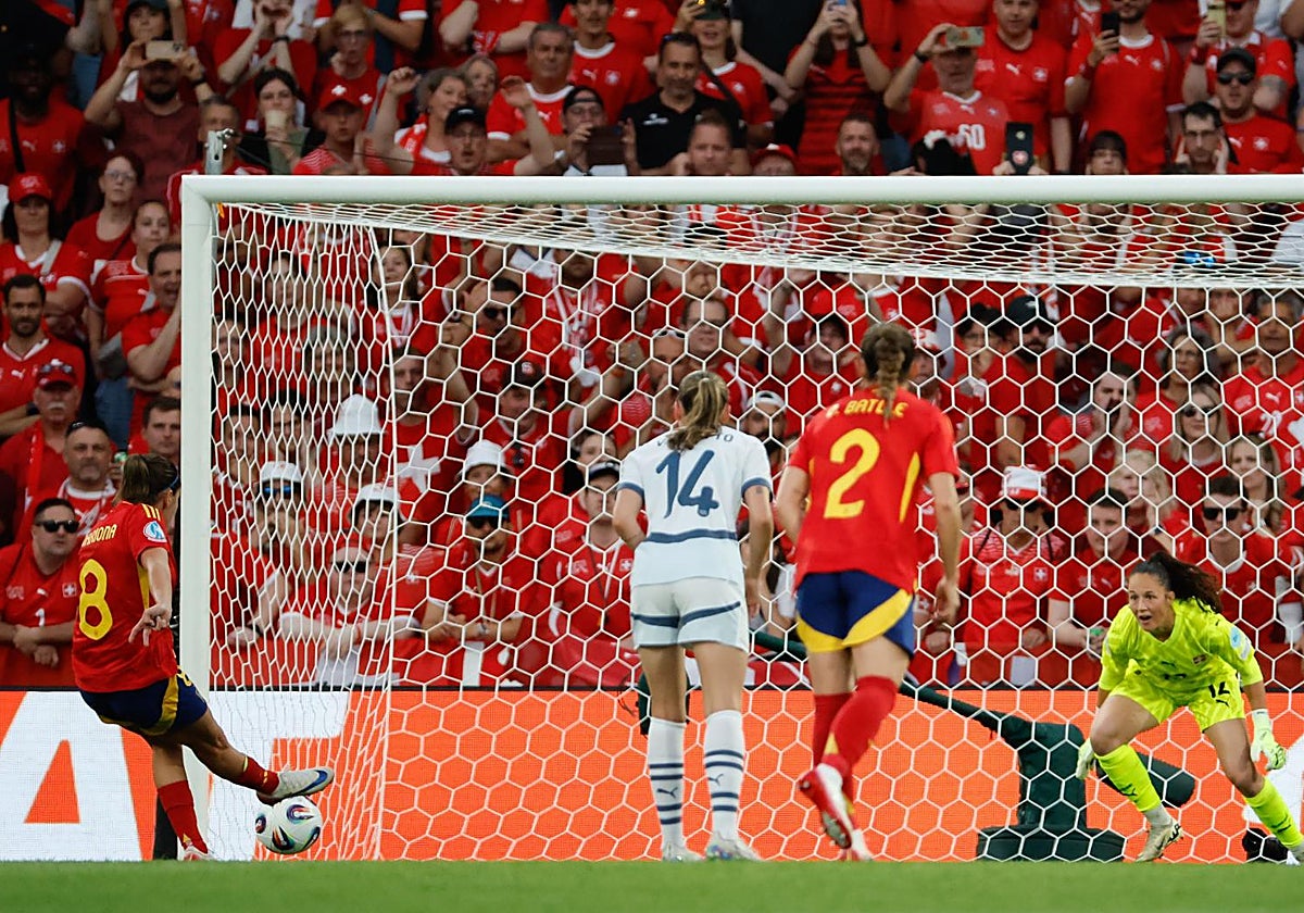 Mariona lanza el penalti ante Suiza que mandaría fuera