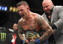 Dustin Poirier recibiendo el cinturón de campeón interino