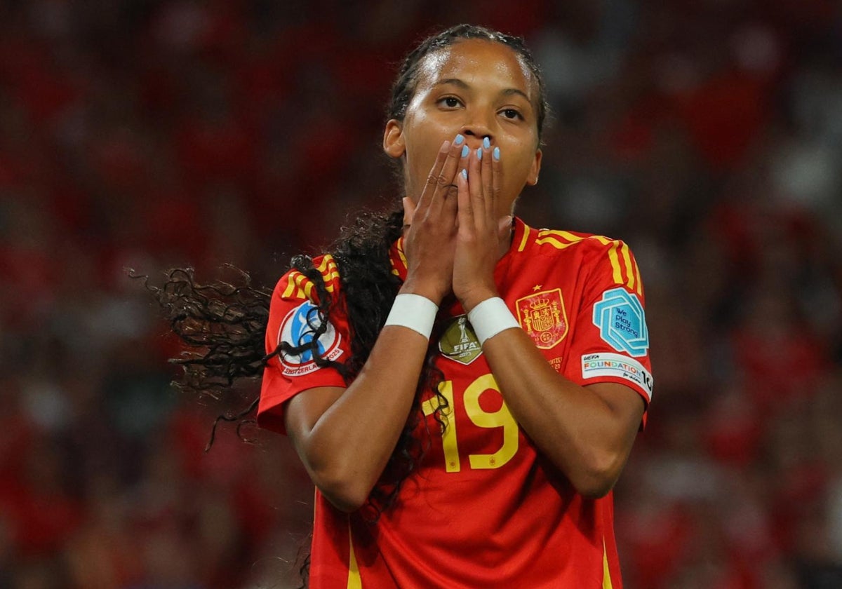 Vicky López se lamenta tras una ocasión durante el partido ante Suiza