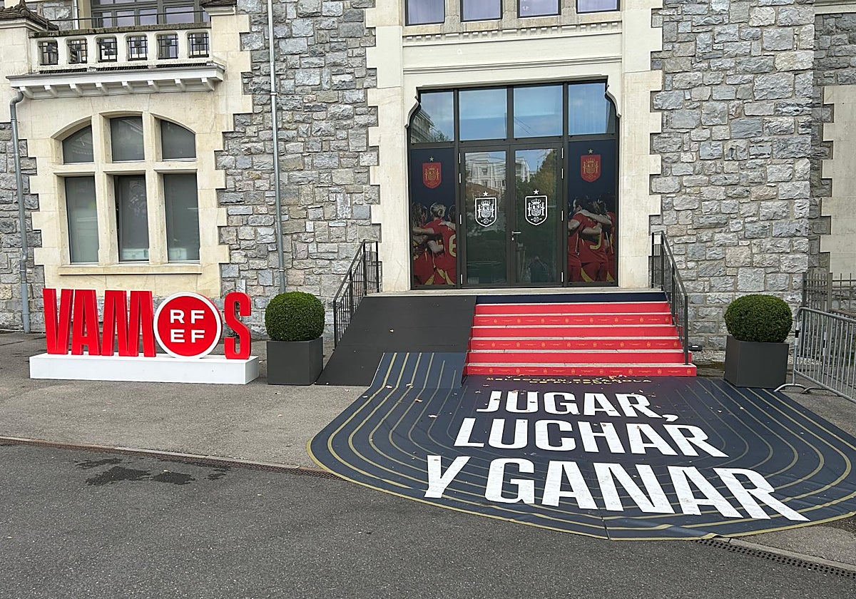 Entrada del hotel Royal Savoy personalizada para las jugadoras