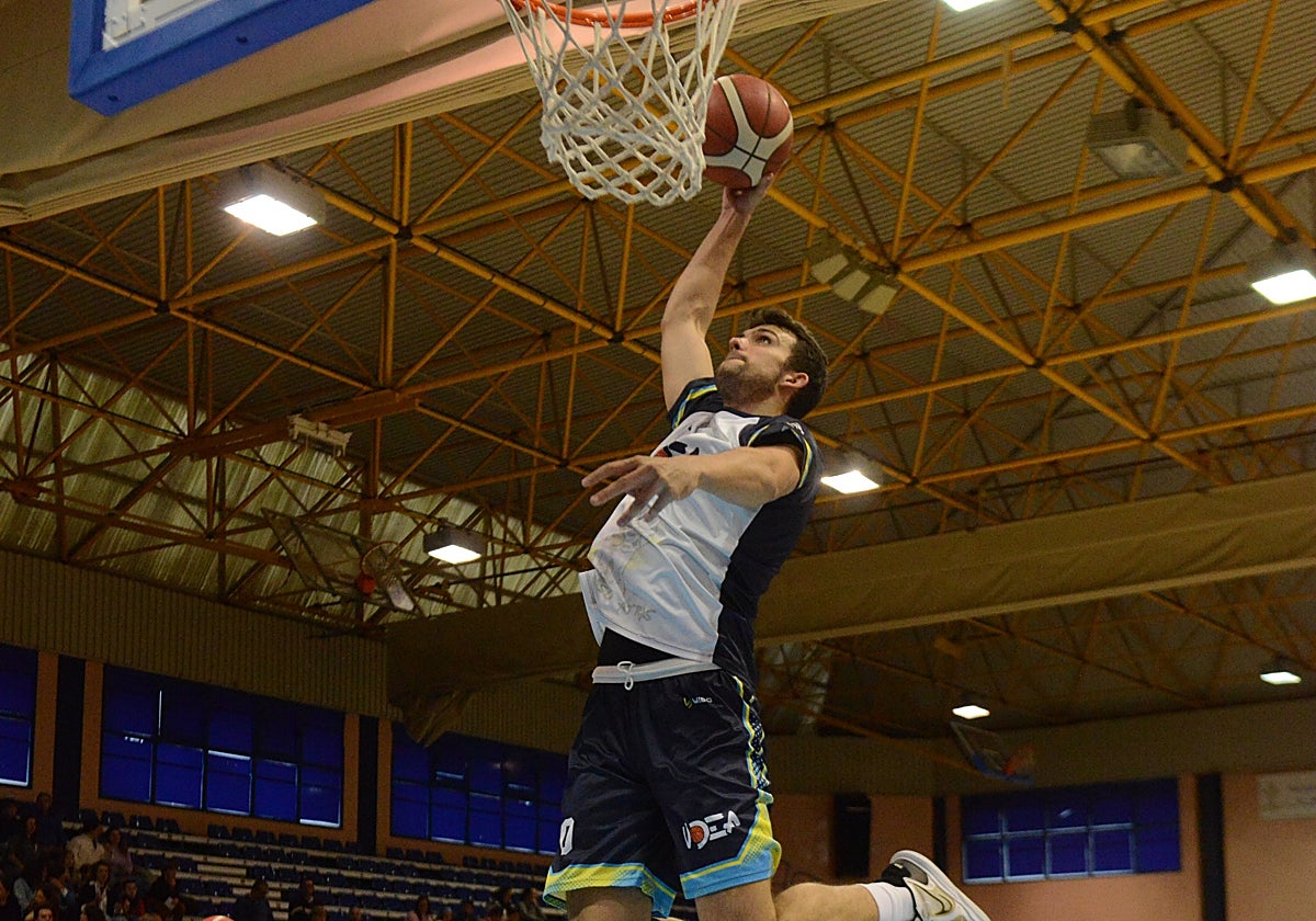 Sergio Cecilia, a punto de hacer un mate en un calentamiento con el UDEA Algeciras