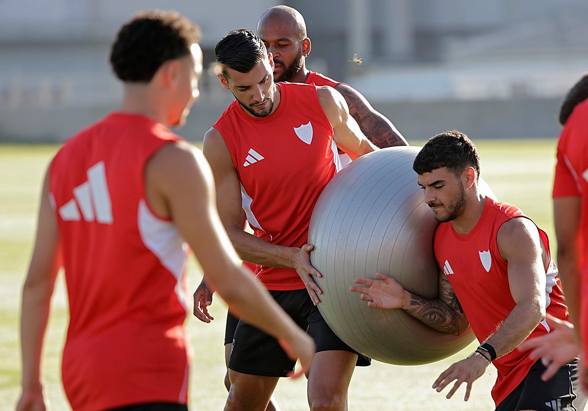 Rafa Mir ayuda a Isaac a realizar un ejercicio en un entrenamiento