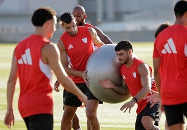 Rafa Mir ayuda a Isaac a realizar un ejercicio en un entrenamiento