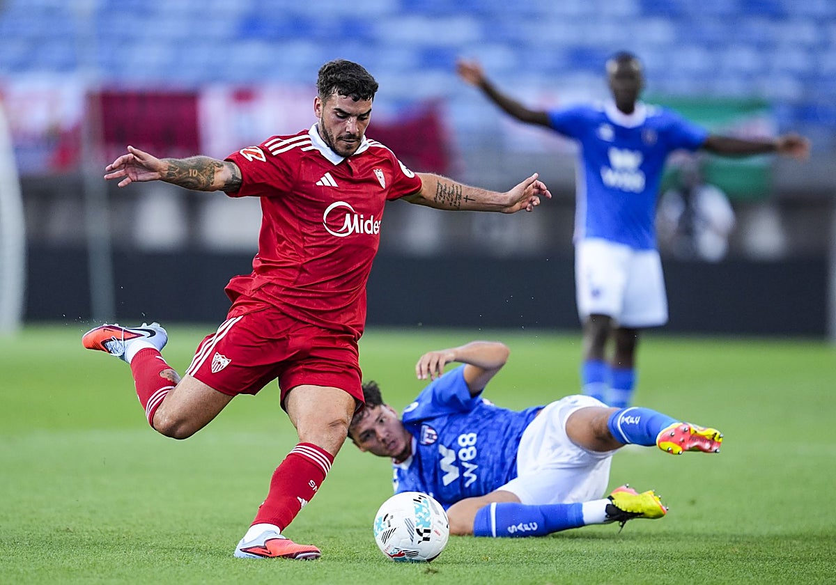 Isaac Romero arma la pierna para disparar a portería