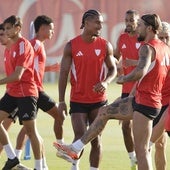Badé, en un reciente entrenamiento con el Sevilla