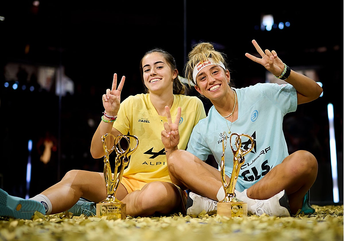 Claudia Fernández y Bea Gónzalez durante la entrega de premios
