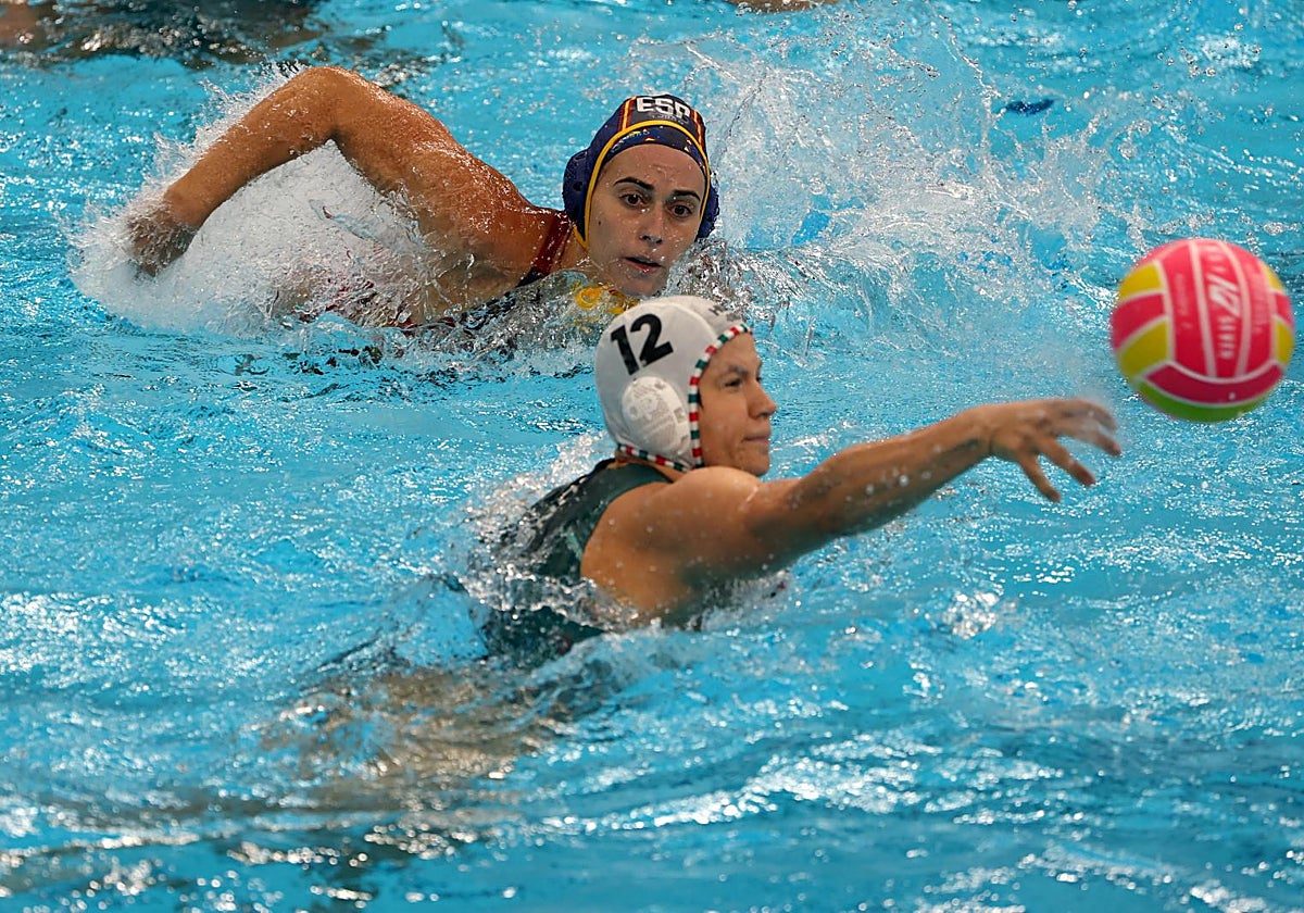 Krisztina Garda y Paula Camus en el Hungría - España (15-9)