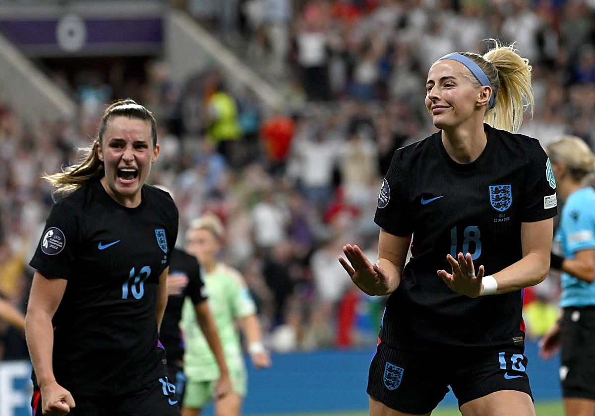 Chloe Kelly y Ella Toone, celebrando el segundo gol en el Inglaterra - Italia (2-1)