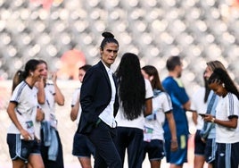 Montse Tomé durante y sus jugadoras  antes de un partido