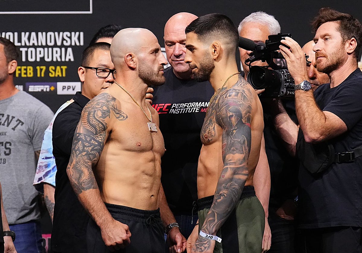 Alexander Volkanovski e Ilia Topuria durante su careo oficial