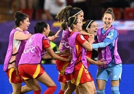 Las jugadoras españolas, celebrando entre los autobuses