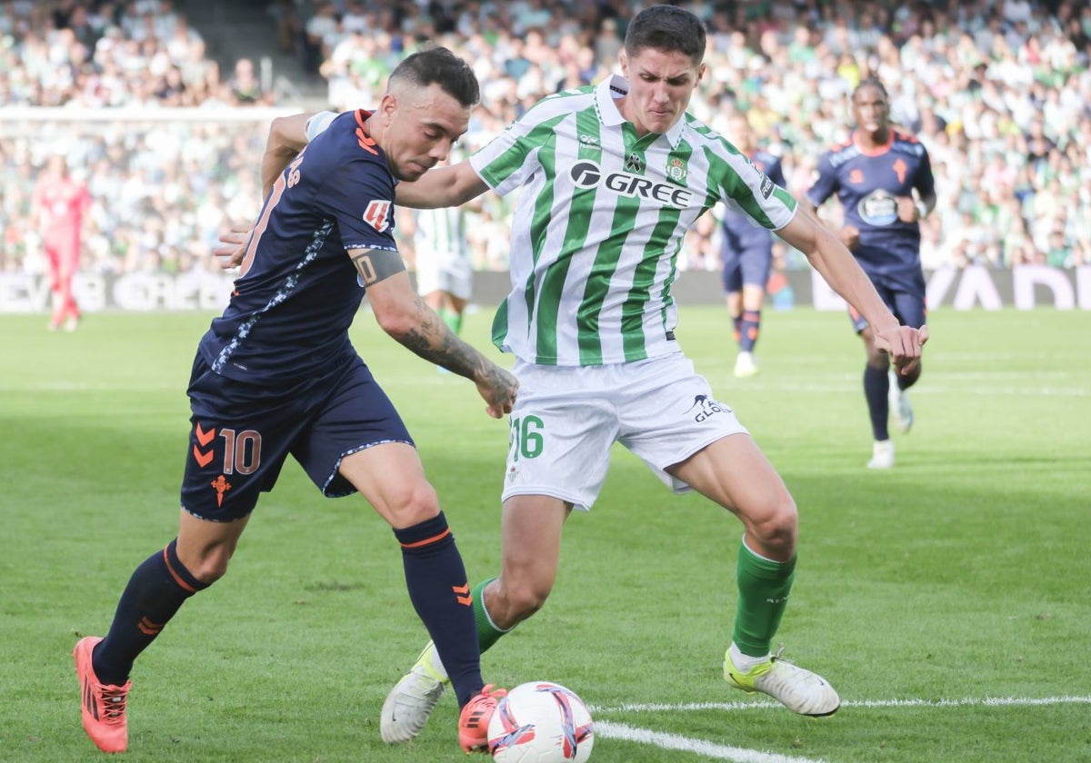 Altimira presiona a Iago Aspas en el Betis - Celta de la temporada 24-25