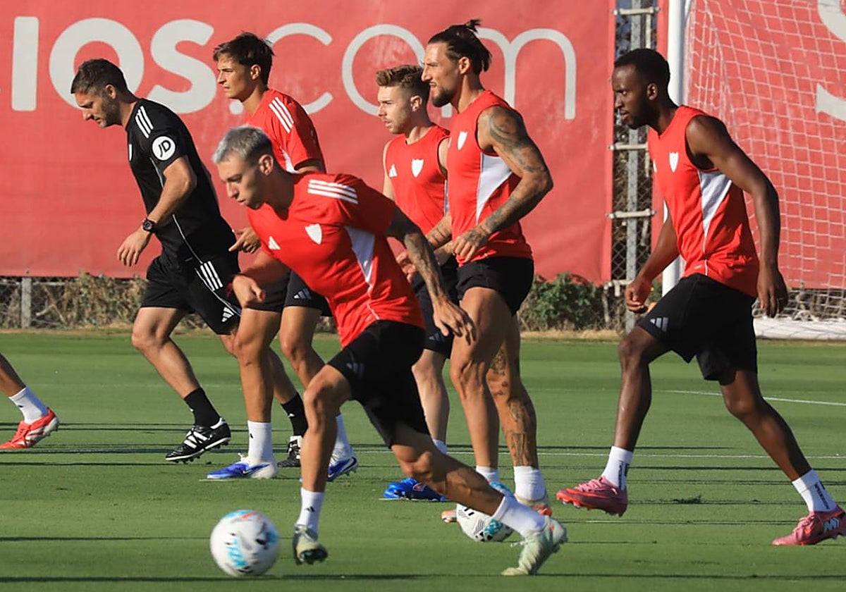 Guido Bonini, con la equipación negra, encabeza a un grupo de jugadores del Sevilla en un entrenamiento