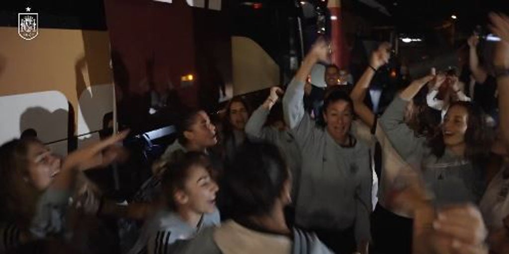 Tambores, bailes y canciones junto al bus: así fue la fiesta de España que enervó a la prensa alemana