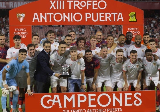 El Sevilla FC posa como campeón de la edición del año pasado