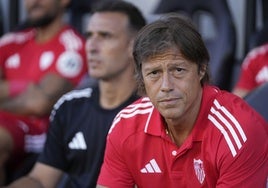 Matías Almeyda, en el banquillo del Sevilla durante el amistoso ante el Sunderland