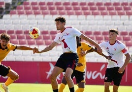 Álex Costa, en un lance del Sevilla Atlético - Wolverhampton sub 21