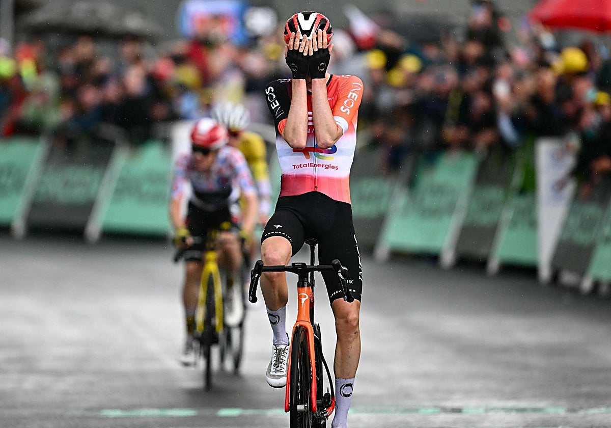 Arensman cruza la línea de meta por delante de Vingegaard y Pogacar