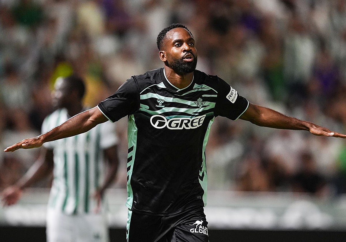 Bakambu celebra uno de los goles que le marcó al Córdoba