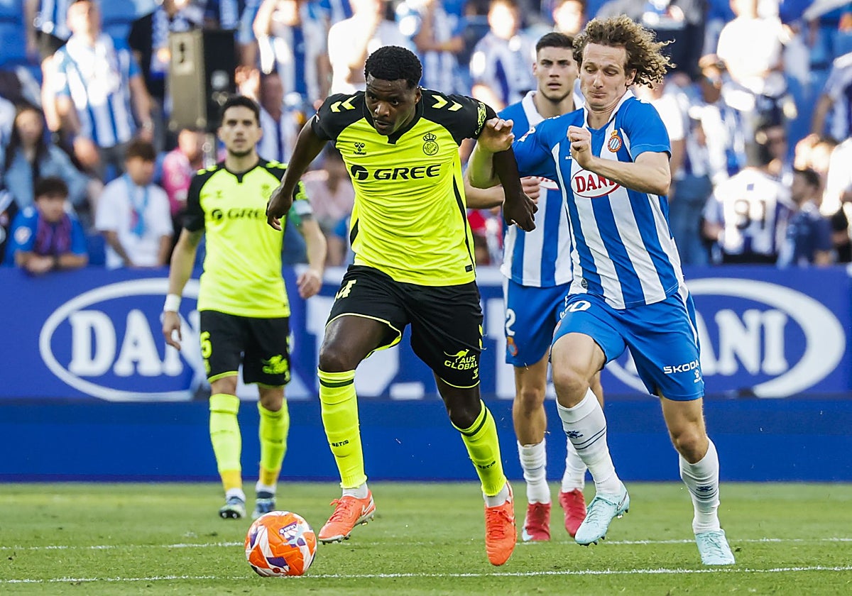 William Carvalho conduce el balón en el Espanyol-Betis de LaLiga 24-25