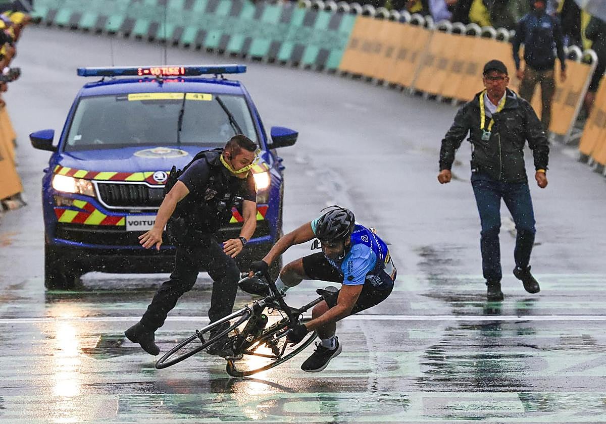 El momento en el que es derribado el espontáneo