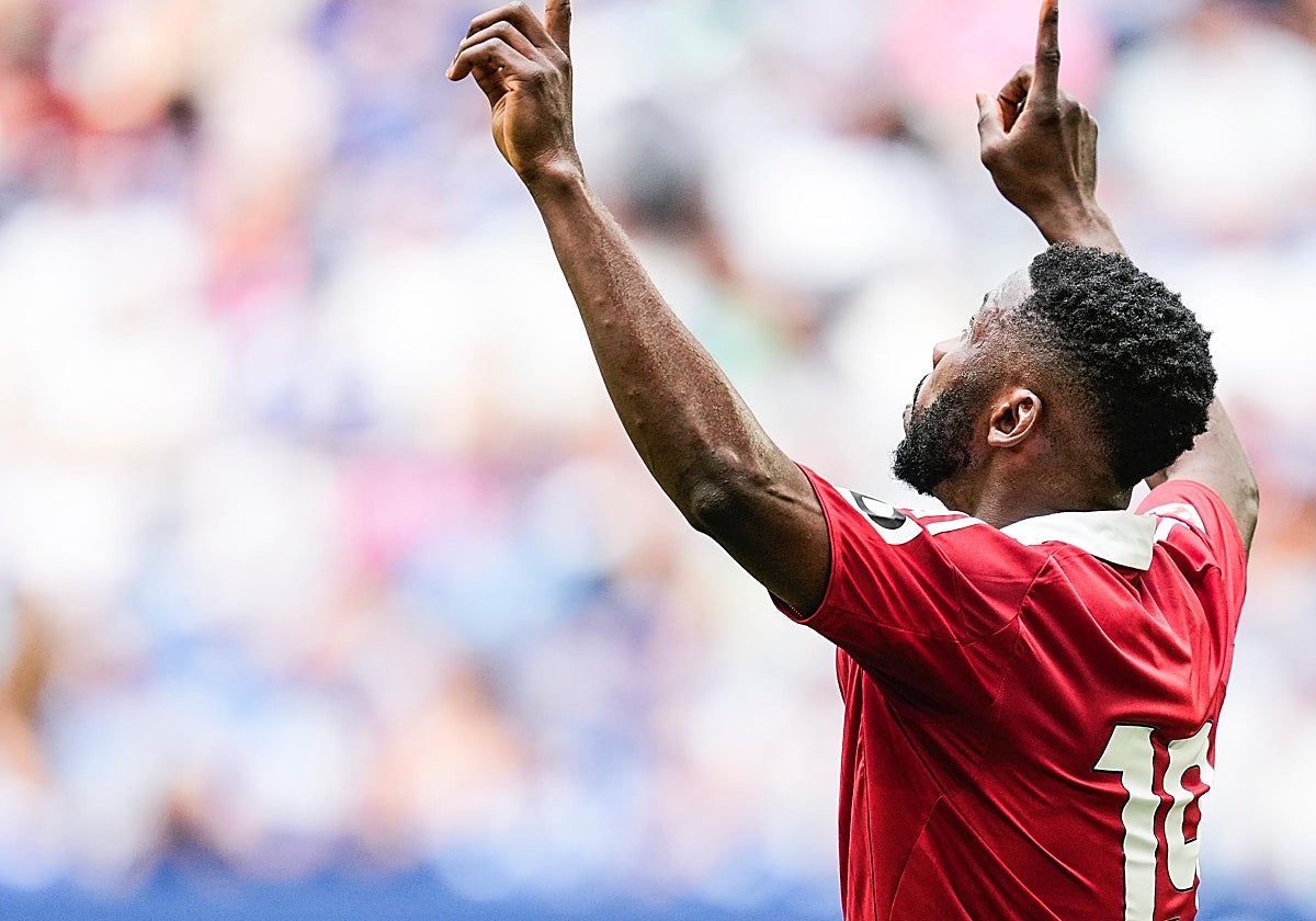 Iheanacho celebra su gol al Schalke 04