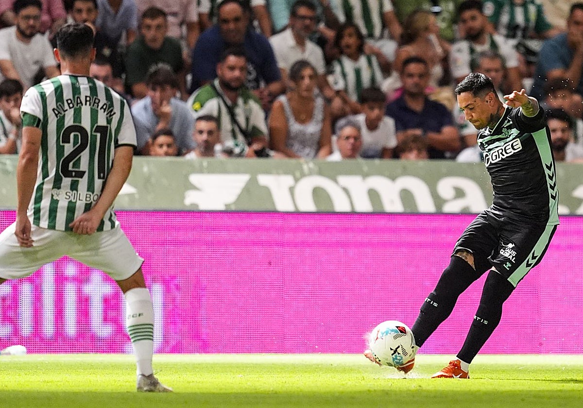 Chimy Ávila, en un lance del Córdoba - Betis correspondiente al III Trofeo Puertas de Córdoba