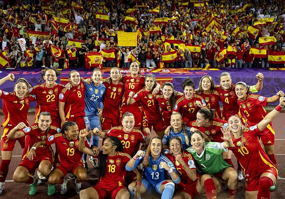 Las jugadoras de la selección española celebran una victoria contra Suiza.