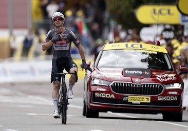 Kaden Groves gana la penúltima etapa tras la caída de Iván Romeo