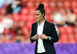 Montse Tomé inspecciona el estado del terreno de juego