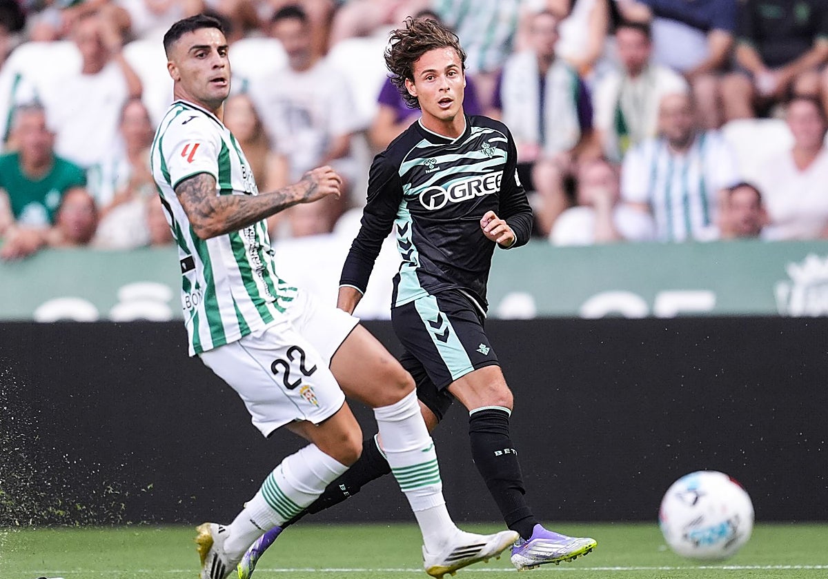 Rodrigo Riquelme, en el centro ante el que Cucho Hernández no llegó por poco en el arranque del Córdoba - Betis