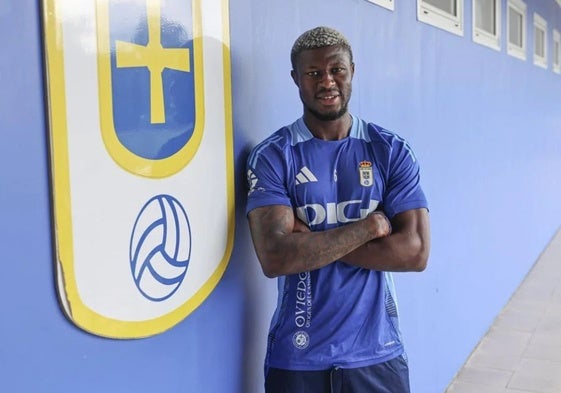Kwasi Sibo posa en las instalaciones del Real Oviedo
