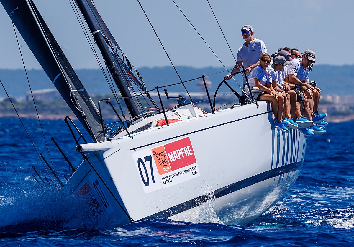 Felipe VI a los mandos del T52 Aifos esta mañana en la bahía de Palma