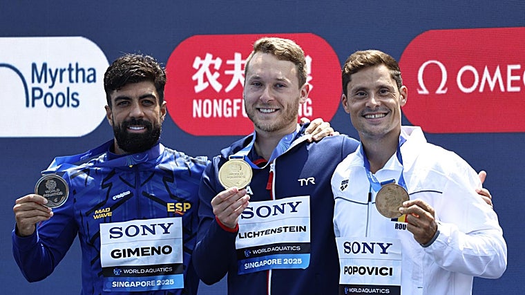 Gimeno, a la izquierda, con su plata